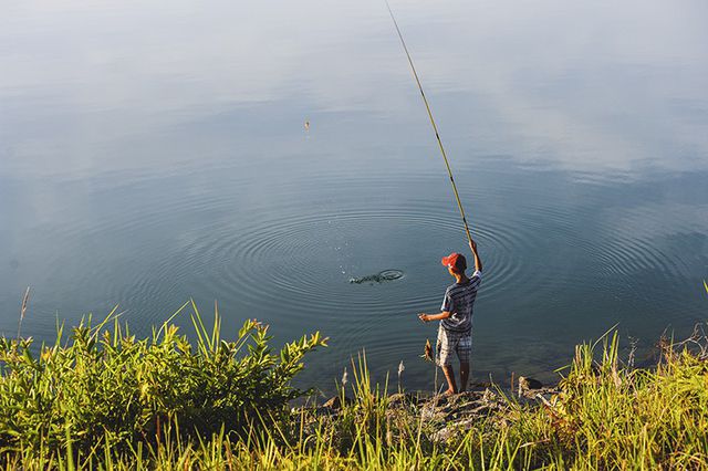 Quảng Nam: Hồ Phú Ninh mùa nước cạn đẹp như tranh vẽ - 15 Câu cá cũng là một thú vui khi tham quan hồ Phú Ninh
